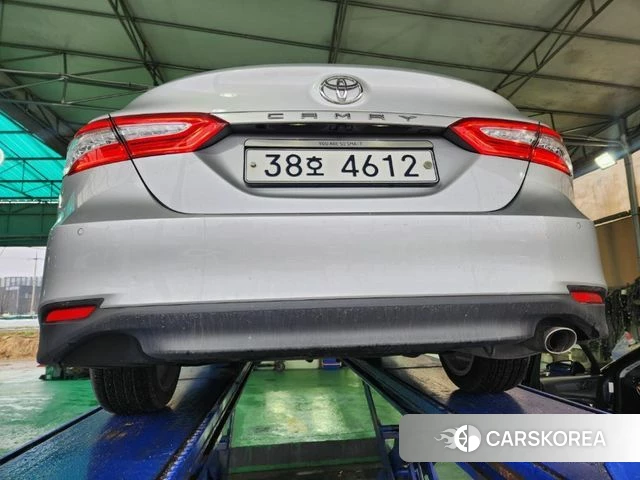 Toyota Camry (XV70) 2019 Серебристо-серый из Кореи, фото 2