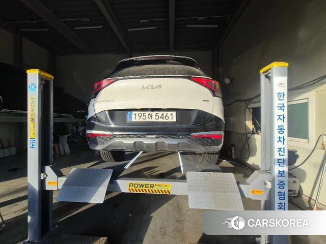 Kia Sportage 5th Generation Hybrid 2023 Белый из Кореи, фото 2