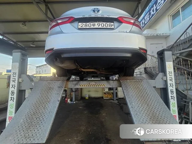 Toyota Camry (XV70) 2023 Серебристо-серый из Кореи, фото 2