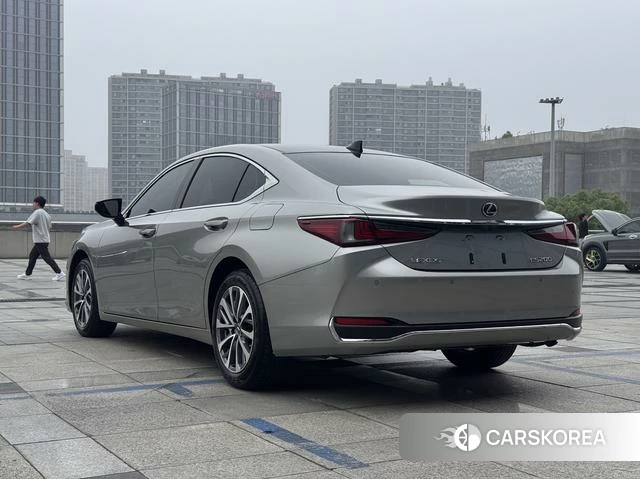 Lexus ES id 4359117 из Китая 12