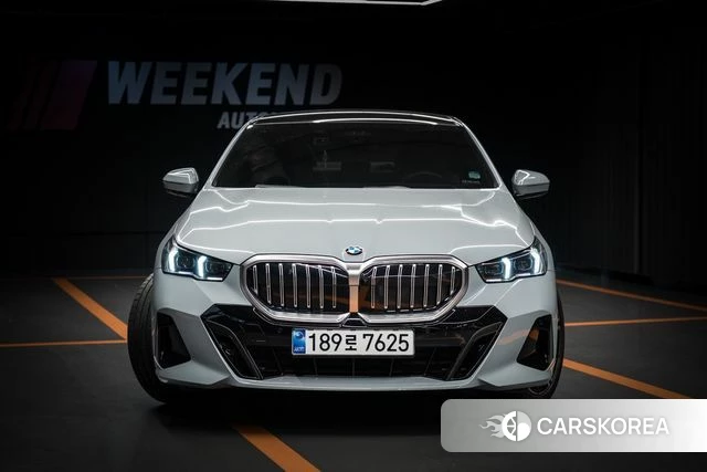BMW 5 Series (G60) 2024 Светло-серебряный цвет из Кореи, фото 2
