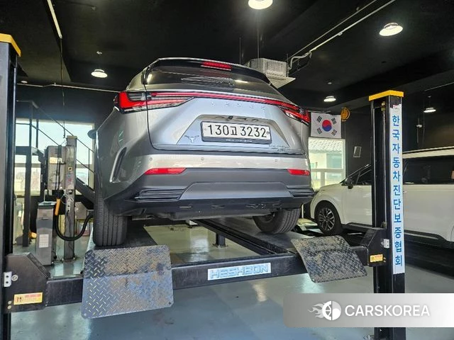 Lexus NX450h + 2nd generation 2023 Серебристо-серый из Кореи, фото 2