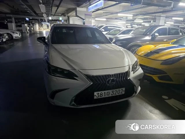 Lexus ES300h 7th generation 2023 Белый из Кореи, фото 2