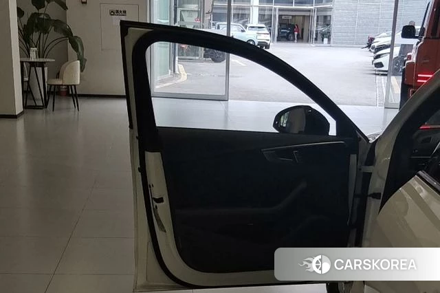 Audi A4L id 4205615 из Китая 9