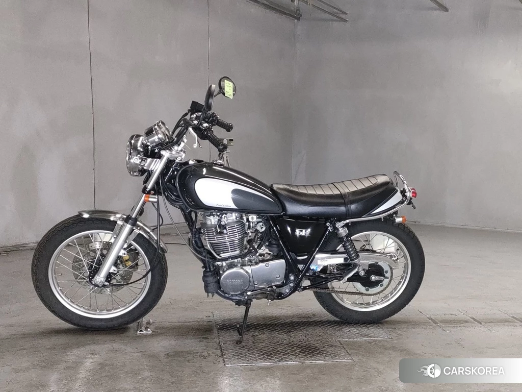 Проданный Yamaha SR 400 2021 из Японии, фото 2