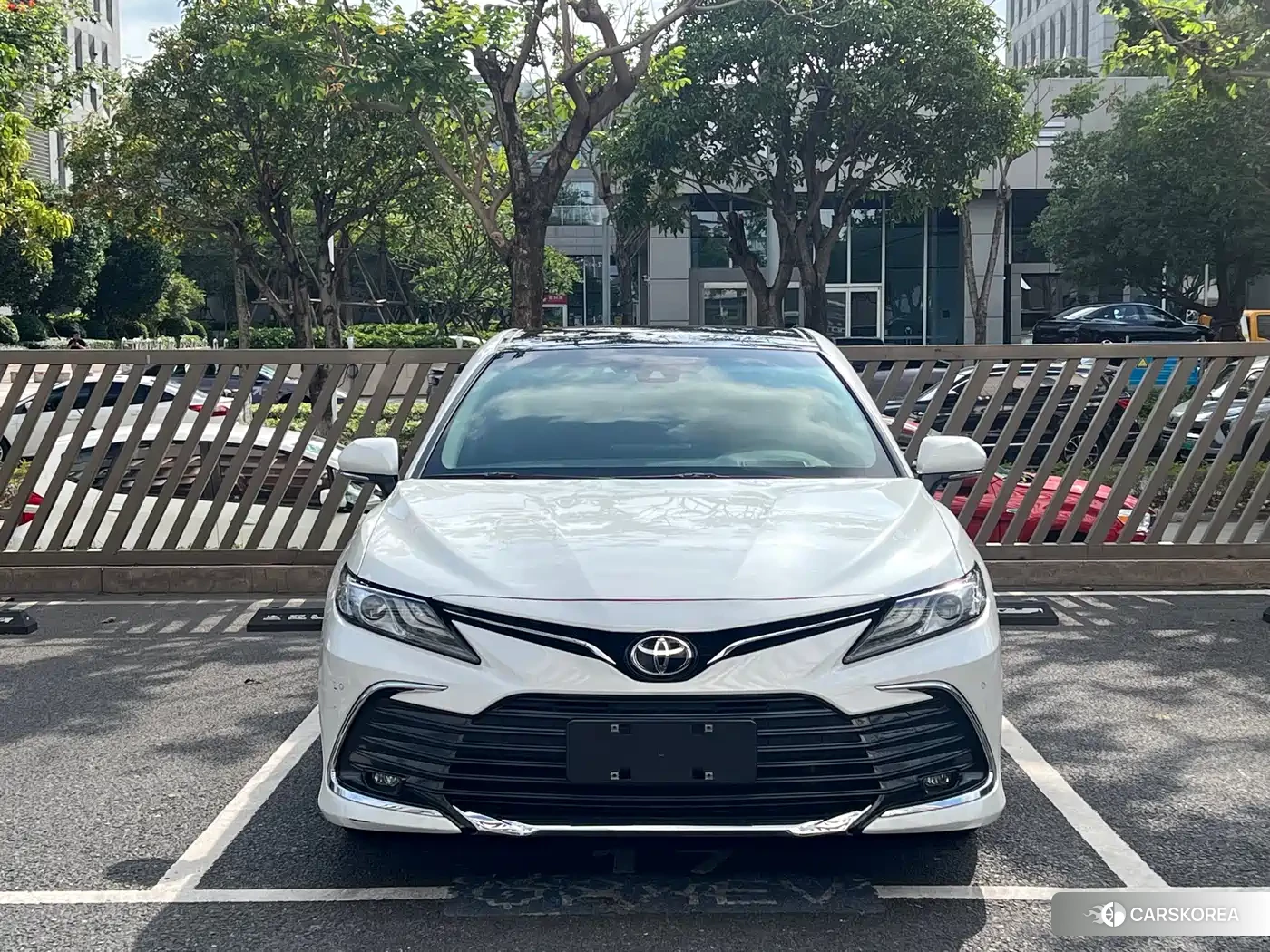 Toyota Camry 2023 Белый из Китая, фото 2