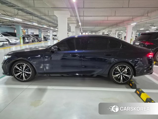 BMW 5 Series (G60) 2025 Черный из Кореи, фото 2