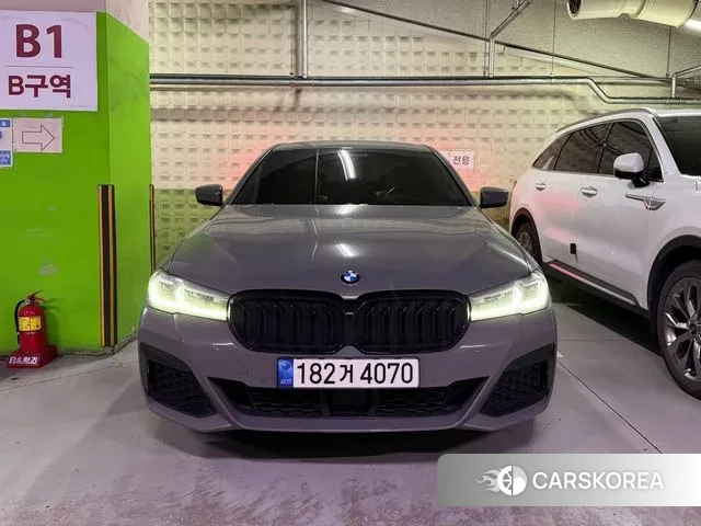 BMW 5 Series (G30) 2022 Серебристо-серый из Кореи, фото 2