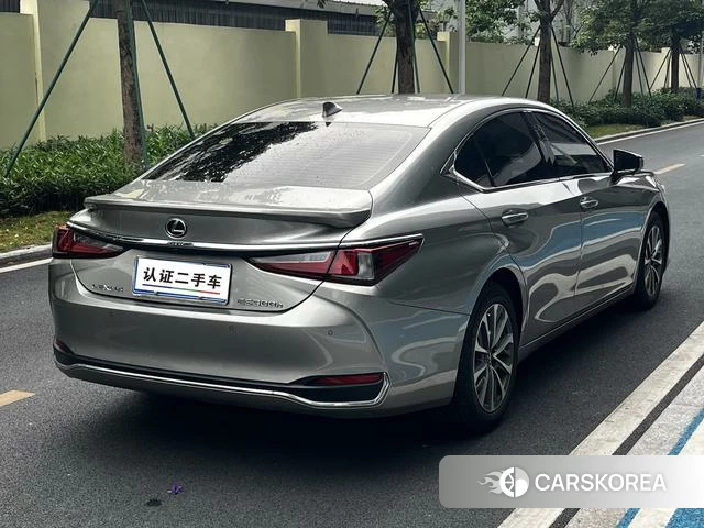 Lexus ES 2023 Серебристо-серый из Китая, фото 2