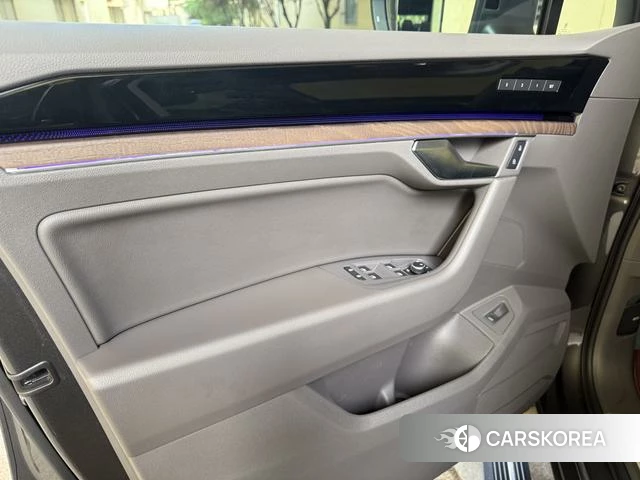 Volkswagen Touareg 2023 Темно-серый из Китая, фото 2