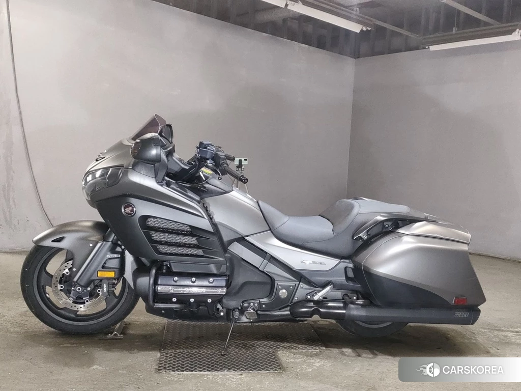Проданный Honda GL1800 F6B 2015 из Японии
