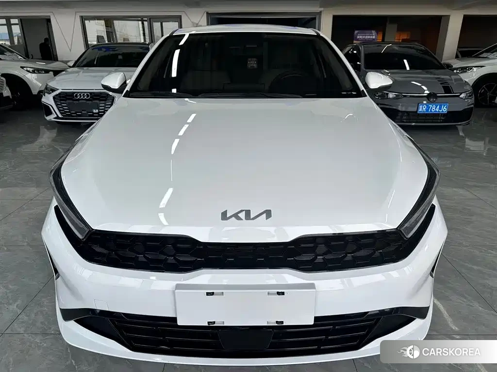 Kia K3 2023 Белый из Китая, фото 2