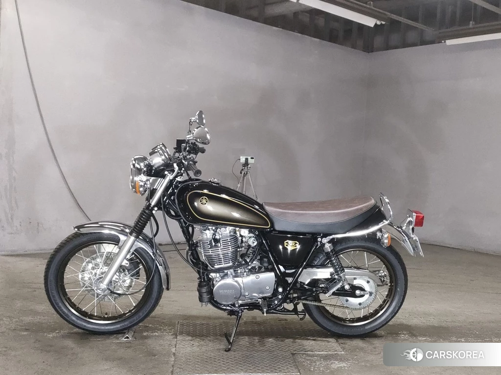 Проданный Yamaha SR 400 2024 из Японии, фото 2