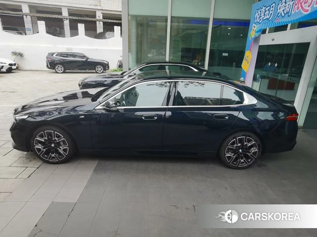 BMW 5 series 2025 Черный из Китая, фото 4