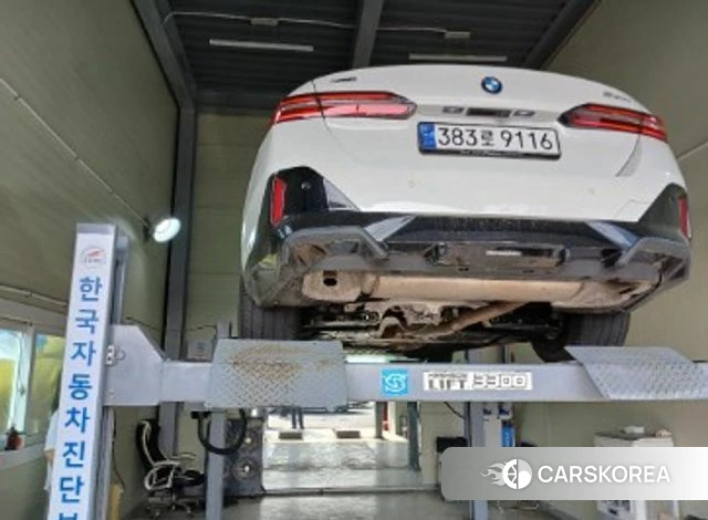 BMW 5 Series (G60) 2023 Белый из Кореи, фото 2