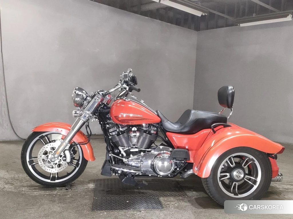 Проданный Harley-Davidson FREEWHEELER FLRT1740 2017 из Японии