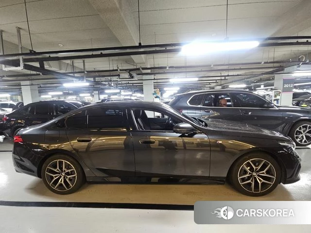 BMW 5 Series (G60) 2024 Серый из Кореи, фото 2