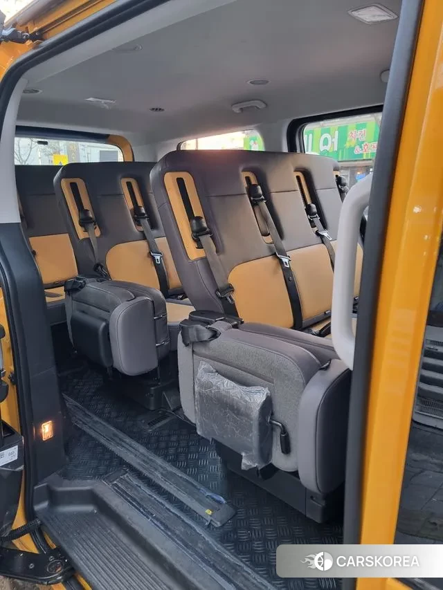 Hyundai Staria 2023 Желтый из Кореи, фото 2