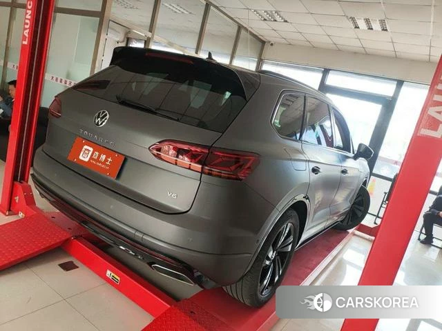Volkswagen Touareg 2024 Темно-серый из Китая, фото 2