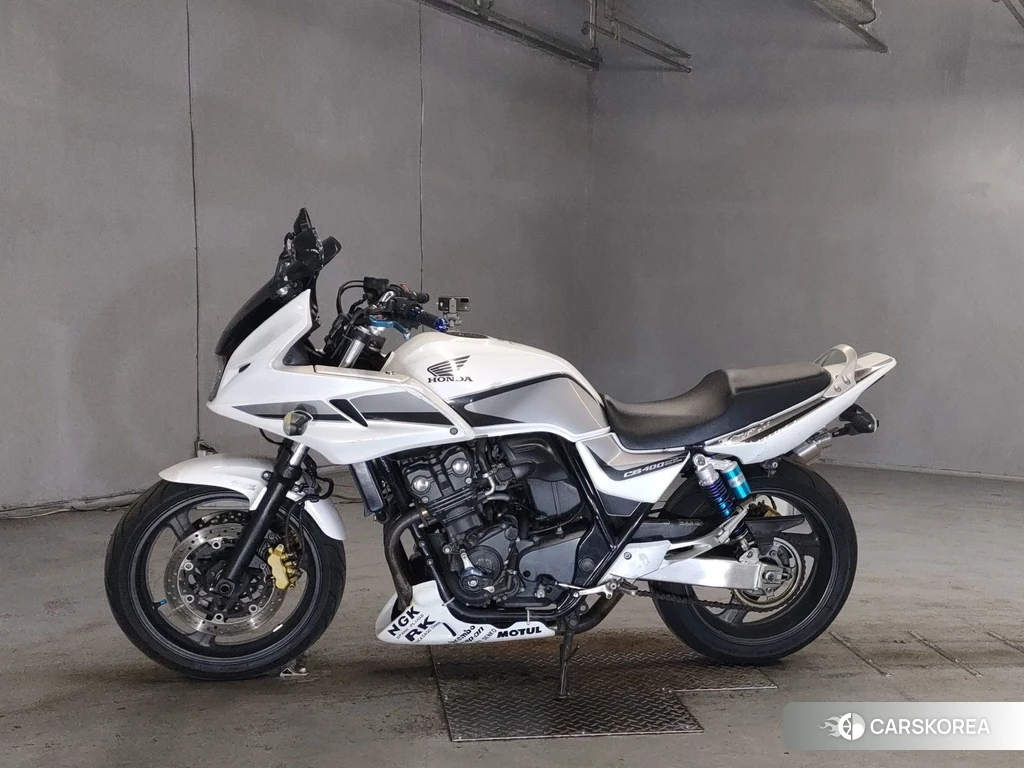 Проданный Honda CB400SF BOLDOR 2011 из Японии, фото 2