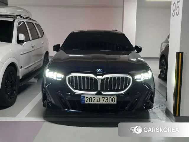 BMW 5 Series (G60) 2024 Черный из Кореи, фото 2