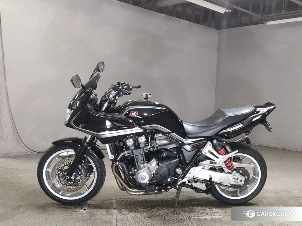 Проданный Honda CB1300SF BOLDOR 2020 из Японии, фото 2