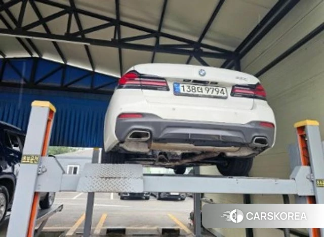 BMW 5 Series (G30) 2021 Белый из Кореи, фото 2