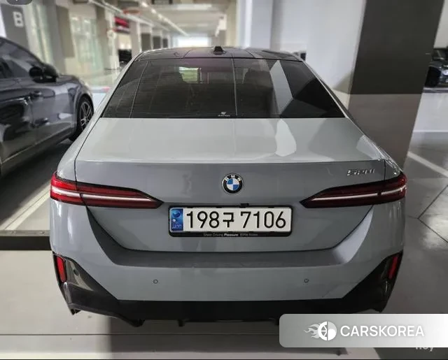 BMW 5 Series (G60) 2023 Светло-серебряный цвет из Кореи, фото 2