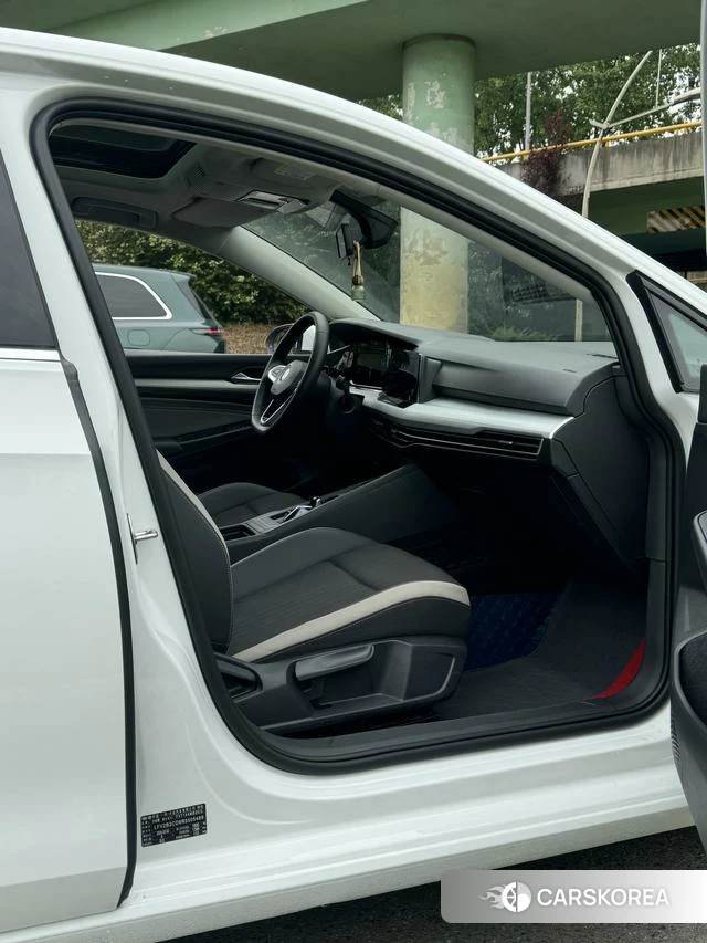 Volkswagen Golf 2024 Белый из Китая, фото 4