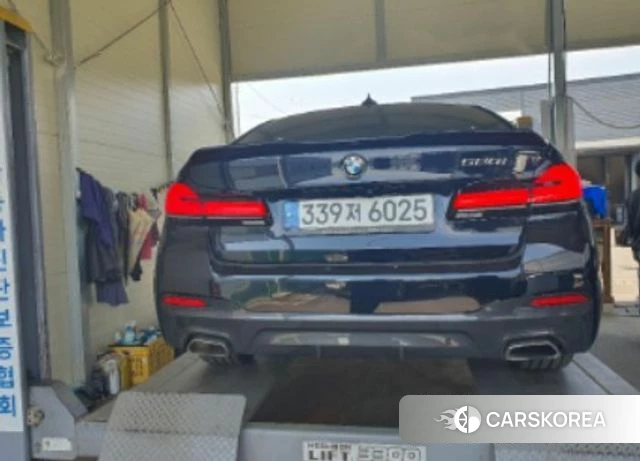 BMW 5 Series (G30) 2022 Черный из Кореи, фото 2