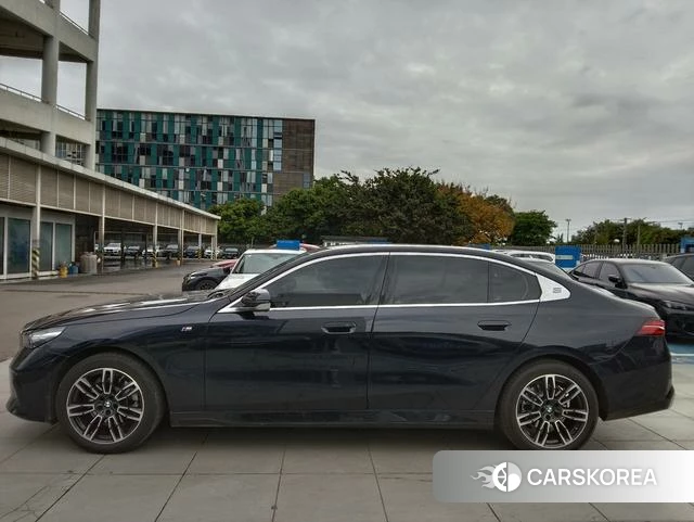 BMW 5 series 2024 Черный из Китая, фото 2