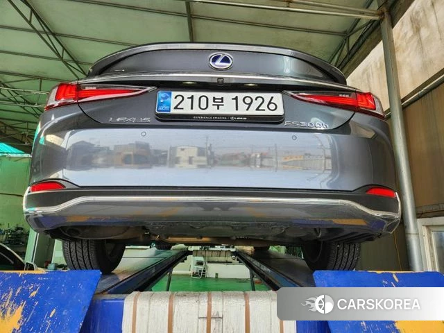 Lexus ES300h 7th generation 2022 Серебристо-серый из Кореи, фото 2