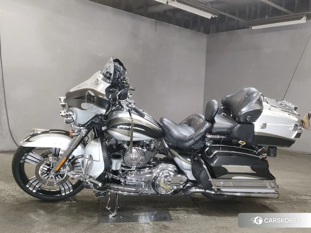 Проданный Harley-Davidson Electra Glide FLHTCUSE1800 CVO 2013 из Японии