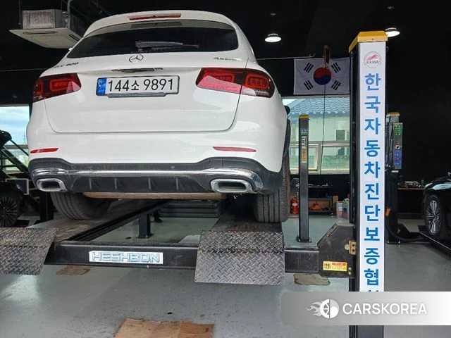 Mercedes-Benz GLC-Class X253 2022 Белый из Кореи, фото 2