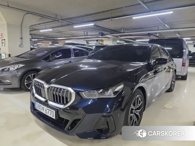 BMW 5 Series (G60) 2025 Черный из Кореи, фото 2