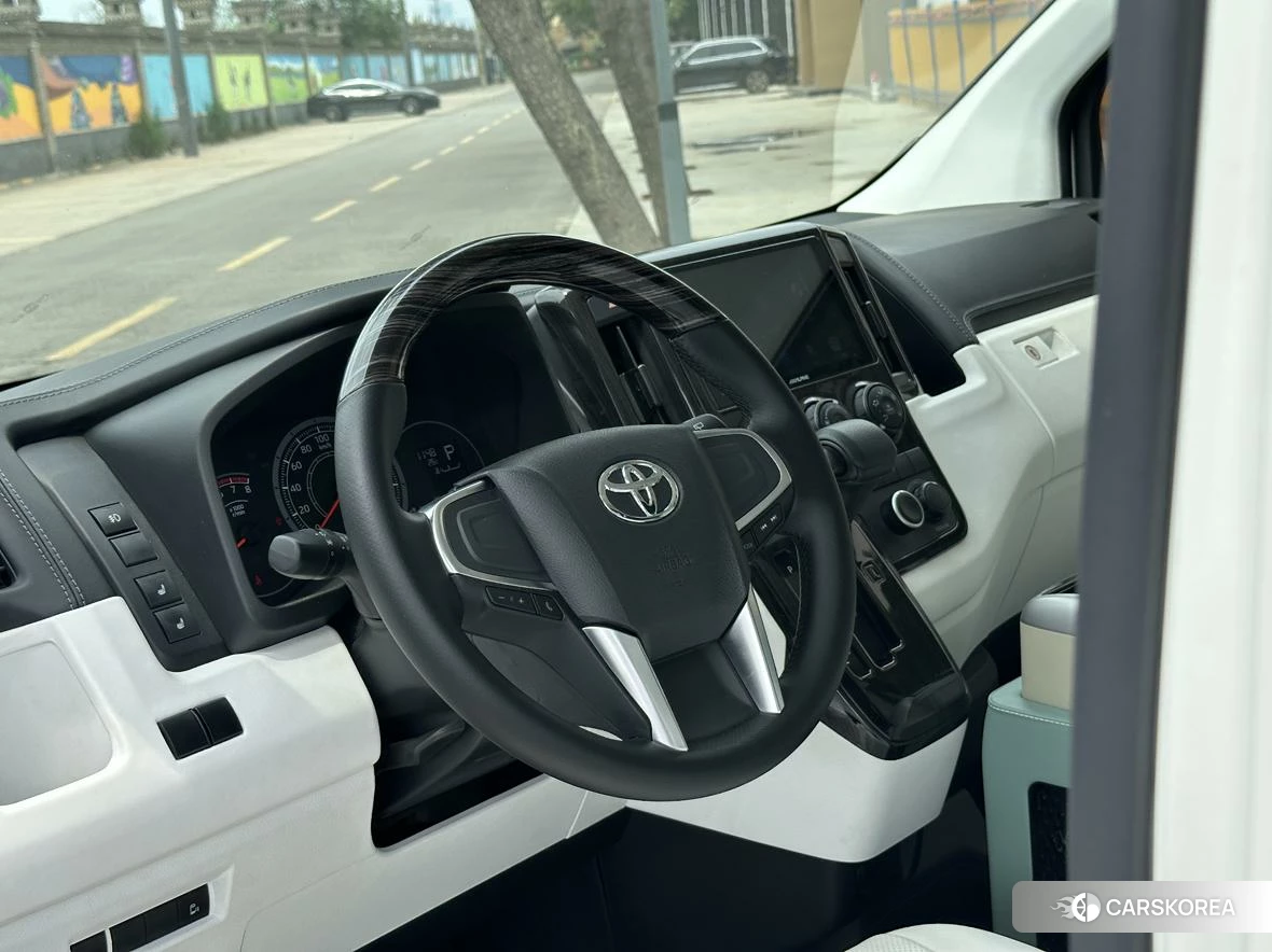 Toyota Hiace 2024 Белый из Китая, фото 3