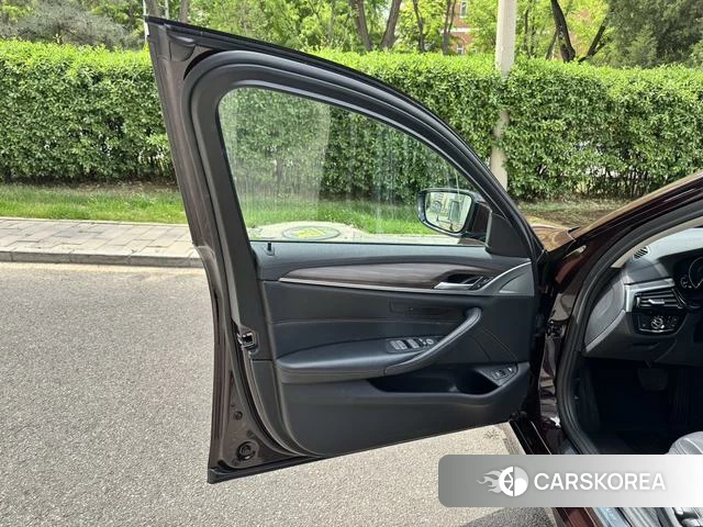 BMW 5 series PHEV id 4208440 из Китая 12