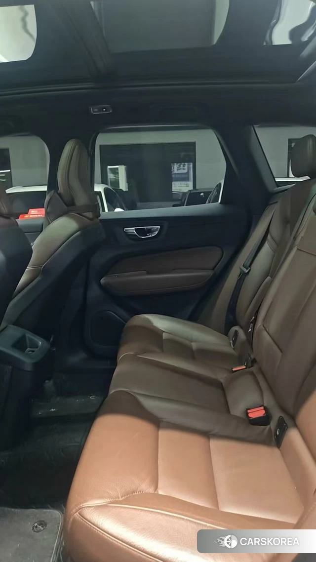 Volvo XC60 2021 Черный из Китая, фото 2
