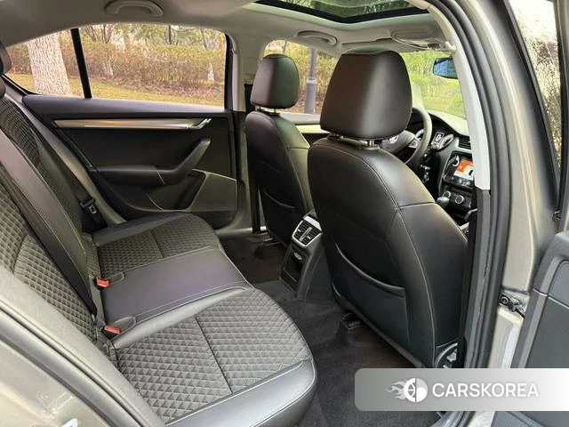 Skoda Octavia 2019 Коричневый из Китая, фото 4