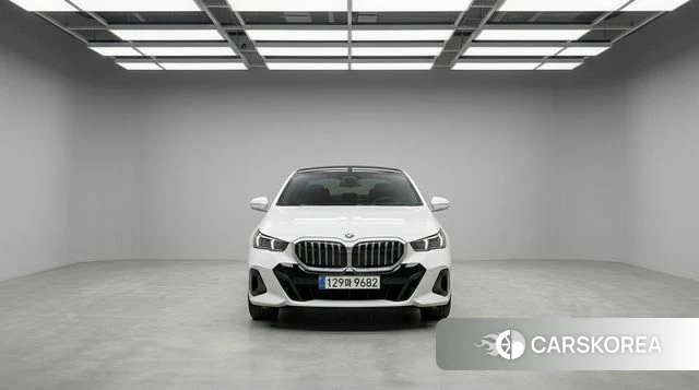 BMW 5 Series (G60) 2025 Белый из Кореи, фото 2