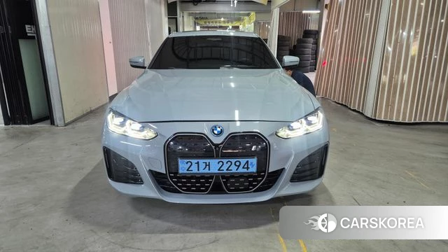 BMW i4 2022 Небесно-голубой из Кореи, фото 2