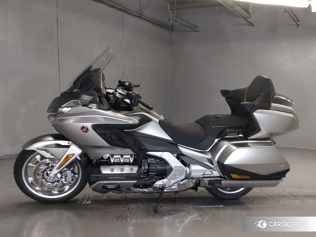 Проданный Honda GL1800 TOUR DCT 2023 из Японии, фото 2