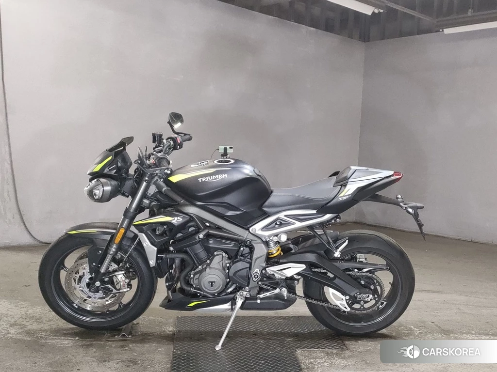 Проданный Triumph STREET TRIPLE 765 RS 2021 из Японии
