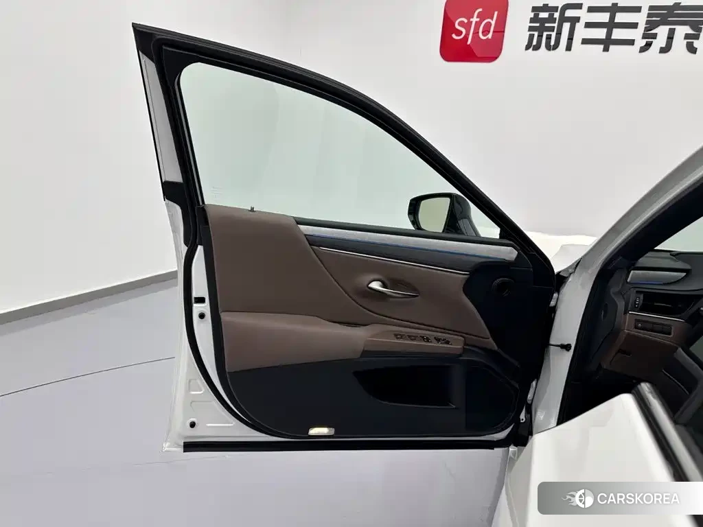 Lexus ES id 4629052 из Китая 12