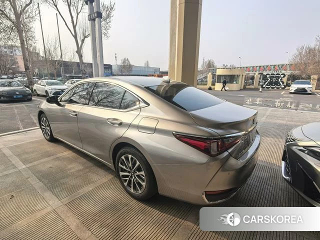 Lexus ES 2024 Серебристо-серый из Китая, фото 4