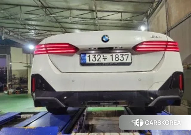 BMW 5 Series (G60) 2024 Белый из Кореи, фото 2