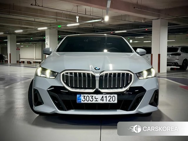 BMW 5 Series (G60) 2026 Светло-серебряный цвет из Кореи, фото 2