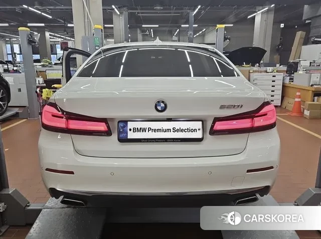 BMW 5 Series (G30) 2022 Белый из Кореи, фото 2