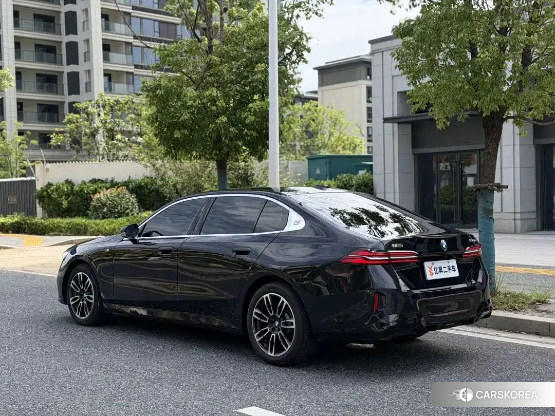 BMW 5 series 2025 Черный из Китая, фото 2