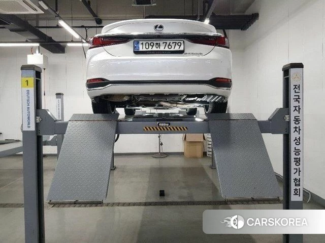 Lexus ES300h 7th generation 2025 Белый из Кореи, фото 2